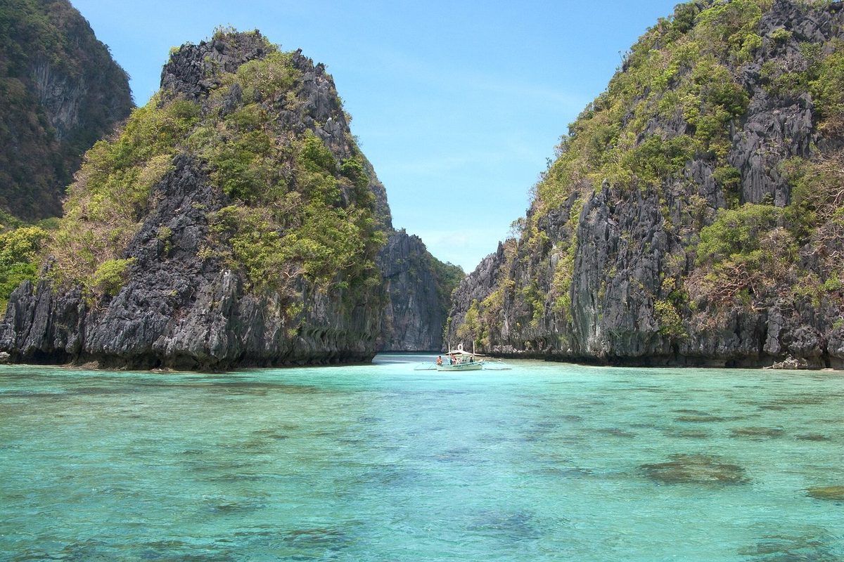 Limestone cliffs and turquoise water in El Nido, Philippines